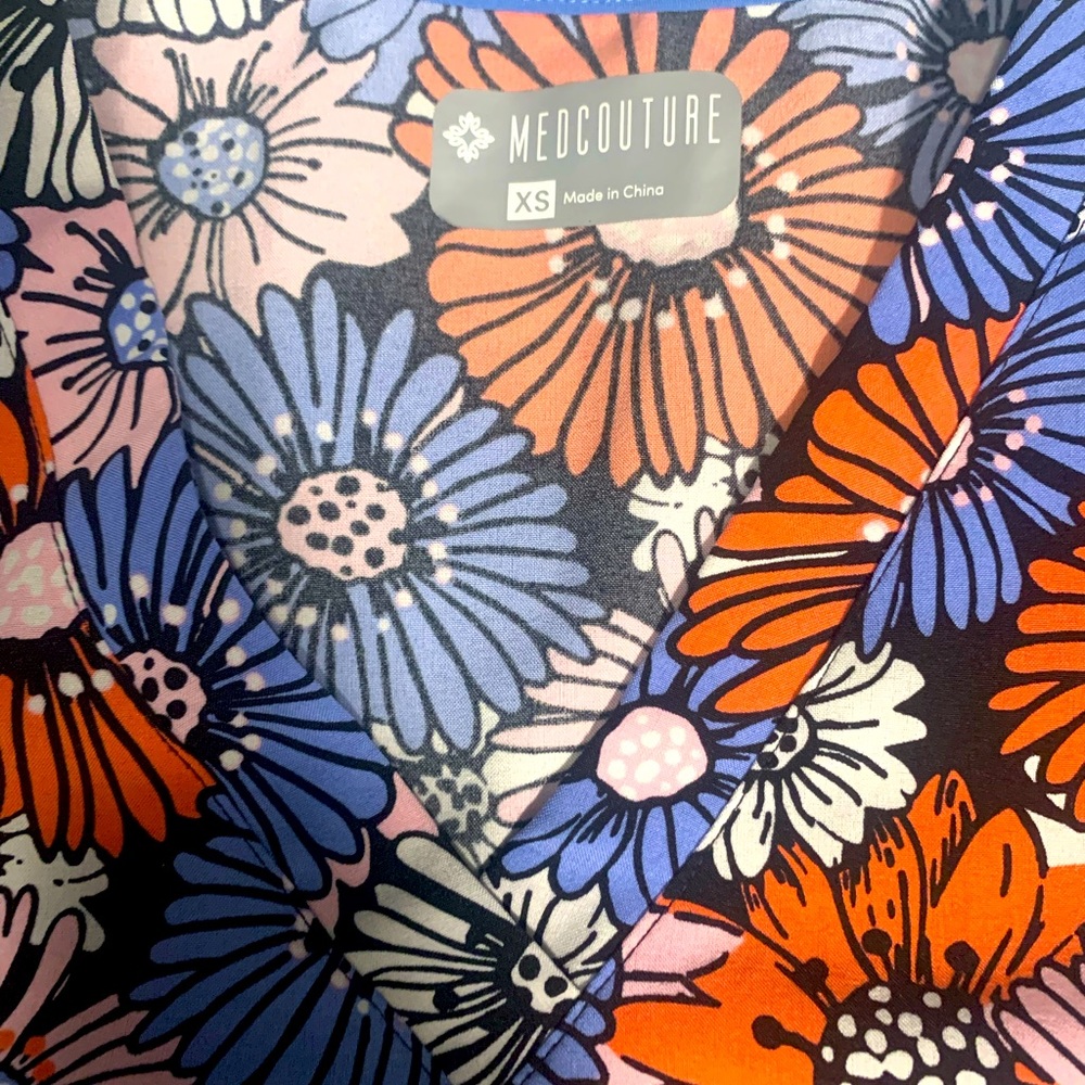 Gorgeous floral scrub top!